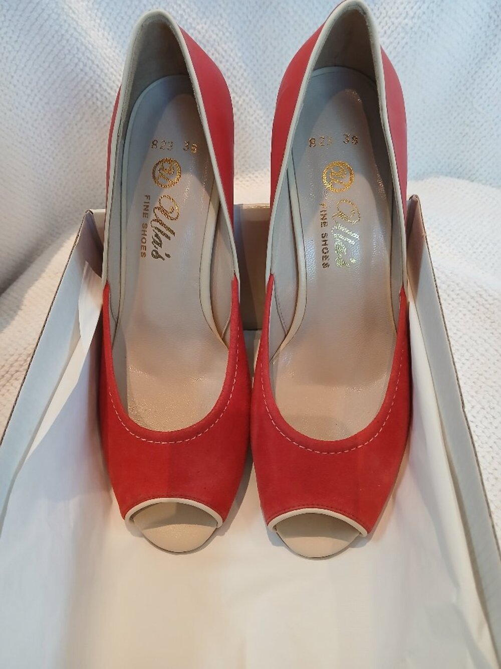 Nice and colorful pumps in suede coral leather.